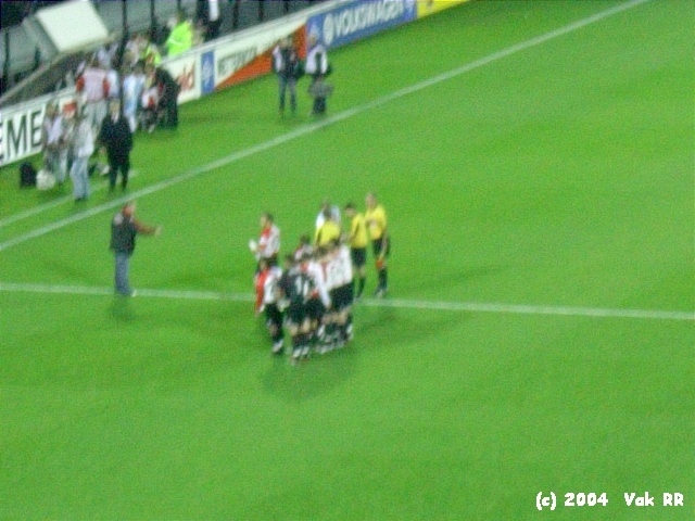 Feyenoord - Hearts 3-0 21-10-2004 (38).JPG
