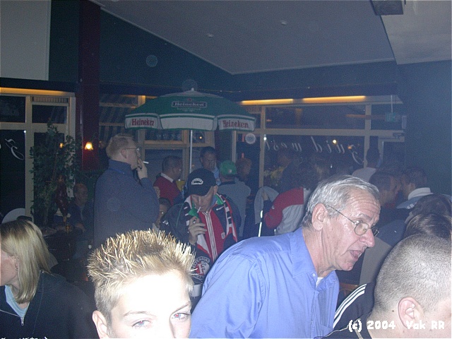 Feyenoord - Hearts 3-0 21-10-2004 (51).JPG